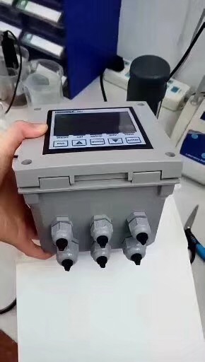 是一款適用于需要同時監控多個參數的復雜應用場合的多參數儀表，具有獨立的比例控制輸出，兩路可調 頻率輸出，RS485串行接口（MODBUS協議），三個繼電器輸出，探頭質量顯示和數據記錄功能